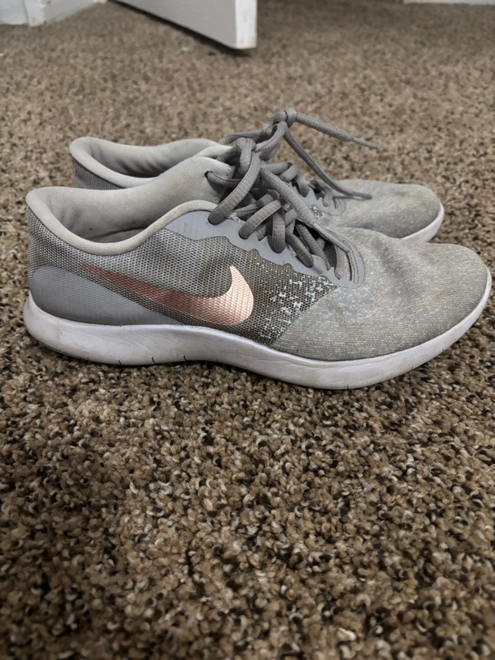 Nike 7.5 Women's Light Gray Trainers with Rose Gold Swoosh